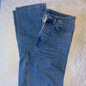 Jeans från Weekday i modellen ”Rowe”. Fint skick, säljer pga att de blivit för små. Storlek 27 i midjan, 30 i längden. Hör av er vid frågor!❤️