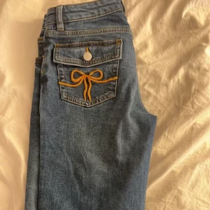 Lågmidjade jeans  - As snygga lågmidjade jeans från Monki som sitter uuursnyggt!! Passar om man är lite över 160❤️❤️