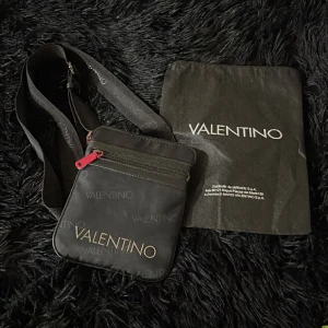 Valentino axelremsväska - Helt ny valentino axelremsväska. Dustbag följs med. Obs! Pris kan diskuteras! 