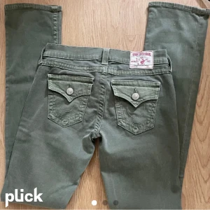 True religion jeans - Jättesnygga True religon jeans, inga defekter eller hål 💗 Midjemått: 37 cm Innerbenslängd: 82 cm  (Lägger ut igen)