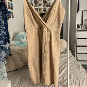 Sommarklänning - Beige klänning i storlek 38 (mer som en 34) Passar mig som är 168. Använd ca 2 ggr så i fint skick! Perekt i sommar att ha till & från stranden🥰💕Säljer pga jag har för många klänningar🙈