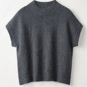 SOFT GOAT TRÖJA  - Första två bilderna är enbart inspo bilder på hur tröjan ser ut framifrån. Kom privat för fler bilder. Jätte skön tröja i 100% Kashmir. NYPRIS 2485kr. PRIS KAN DISKUTERAS