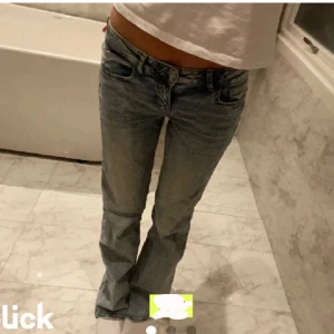 H&M lågmidjade jeans - Säljer dessa super fina lågmidjade jeansen som är köpta här på plick men tyvärr inte passade mig, därav lånade bilder💫jättepopulära och slutsålda!!