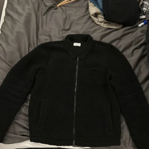 Studio Total teddy jacket - Vår-/höstjacka från studio total i fleecematerial. Storlek: M (fits true to size) Skick: 8/10 Nypris: 599