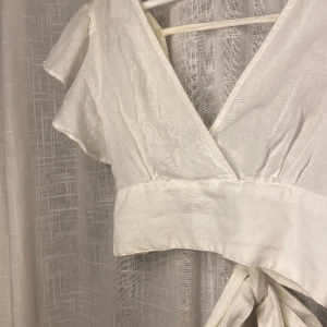 Vit topp - Vit topp i linne material från BikBok!