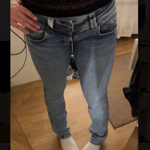 Low waist  - Säljer nu mina jeans från Pepe jeans då de inte längre kommer till användning.💕 Nypris 999kr🌸 Köparen står för frakt 📦 
