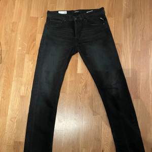 Säljer ett par riktigt schyssta replay jeans. Snygg svart färg och knappt använda. Modellen är Grover och storleken är W33/L34. Tveka inte på att höra av dig för fler bilder eller frågor! Allt gott!