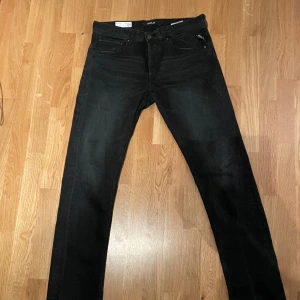 Replay Jeans - Säljer ett par riktigt schyssta replay jeans. Snygg svart färg och knappt använda. Modellen är Grover och storleken är W33/L34. Tveka inte på att höra av dig för fler bilder eller frågor! Allt gott!