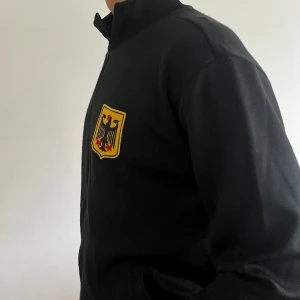 RETRO ZIP TYSKLAND - SÄLJER MIN FETA TYSKLAND ZIP SJUKT FET MED ÄN MAGISK HISTORA BAKOM SIG SPELARE SOM GERD MÜLLER OCH GRABBARNA 