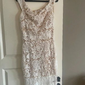 Spetsklänning från Missguided - Fin klänning i vit spets/ nude i storlek 38. Säljer för 200kr. Perfekt till student eller liknande. Köparen står för frakten. 