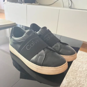 Calvin Klein skor - Fina skor i str 39, använda men fortfarande bra   Nypris 1395  Priset är fast på 450kr