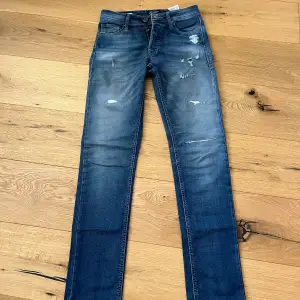 Ett par feta Jack and Jones jeans i modellen slim fit/ glenn med slitningar. Storlek W28 L32 Tveka inte på att höra av dig!