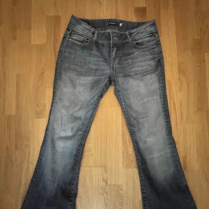Vigoss bootcut byxor från beyond retro malmö - Super snygga bootcut byxor som jag älskade men är tyvärr nu för stora. Betalade 600kr för dom från beyond retro och eftersom att de är använda av mig redan kostar de 400kr. Priset kan dock diskuteras 