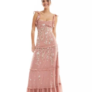 Balklänning  - Super fin blommig balklänning ifrån asos endast provat, prislapp sitter kvar, den är i tall modell och är lite för lång för mig (170 cm) 