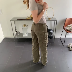 Cargo pants - Assnygga cargo pants från Zara! Har knappt använt dem då jag har ett par liknande. De har 6st fickor😊 Det står XS på lappen men jag skulle säga att de passar mer S/M. Jag är 170cm o de passar mig bra i längden!