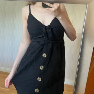 Knyt topp - Ganska lång sommar topp med knappar och knyt detalj🌼