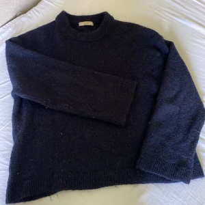 Stickad Tröja Gina! - Säljer denna mörkblåa tröja från Gina! Lite noppig men annars som ny!🥰