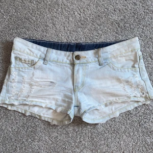 Lågmidjade jeansshorts  - Supersnygga lågmidjade jeansshorts med slitningar🤩Midjemått 41 cm💕 Superbra skick, säljs för tyvärr lite stora på mig❤️Storlek står ej men skulle gissa på S/M💓