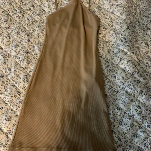 Klänning  - Tajt klänning, normal i strl, aldrig använt pga inte nöjd med hur den sitter 