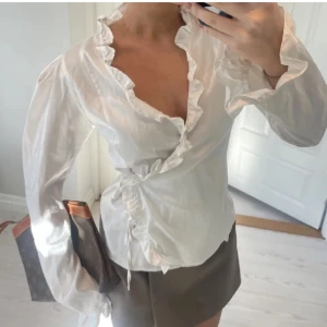 Jättefina omlott blus - Den är i väldigt bra skick, men tyvärr kommer den inte till användning