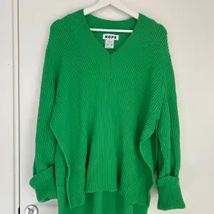 Grön stickad tröja från Hope i storlek 34 (dam) eller 44 (herr). Passar M/L dam. Fint skick!