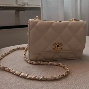 Chanel väska i ljus beige färg som är i princip helt oanvänd 