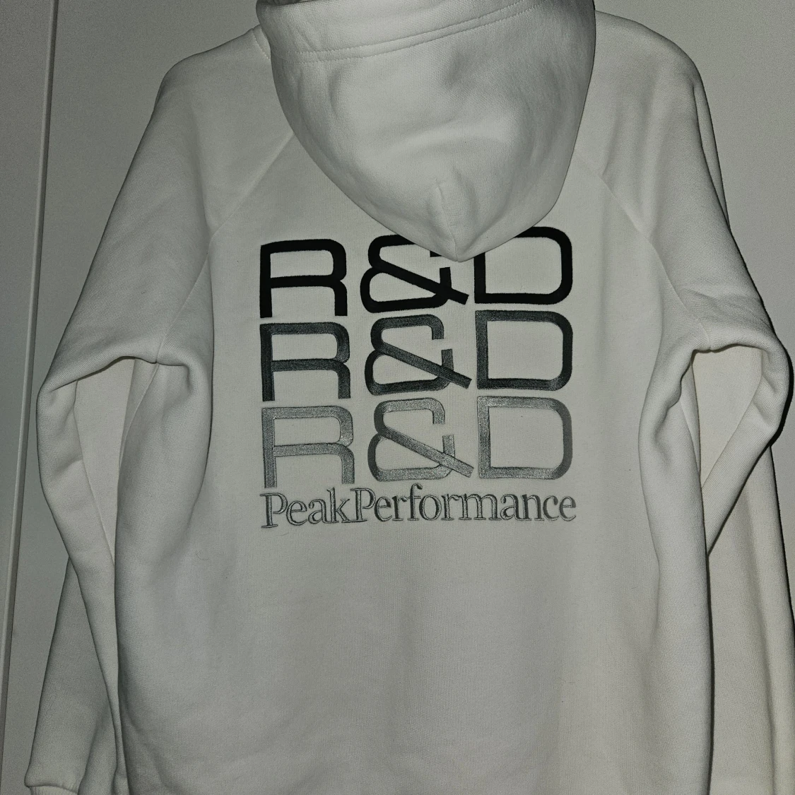 Peak performance hoodie R&D  - 90