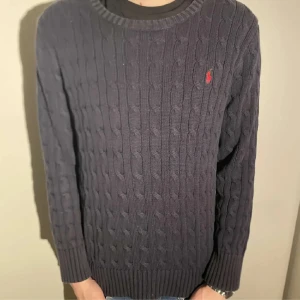 Polo tröja  - Jätte fin polo stickad tröja. 9/10 skick säljer då den inte passar. Storlek xs-S 