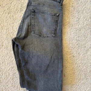 Weekday Friday jeans  - Svarta byxor från Weekday i modellen Friday vilket är deras slim fit modell. Har aldrig använts vilket syns på det väldigt bra skicket. Mått W 31 L 32 Skickar via postnord eller instabox, snabbast för mig är instabox 