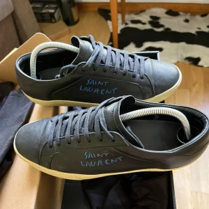 Saint Laurent skor - Säljer dessa Saint Laurent SL/06 skorna i storlek 42.  Fler bilder finns 👌🏻 Box och dustbags medföljer 