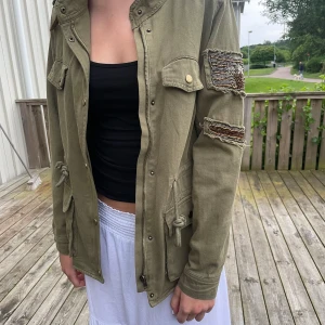 Grön jeansjacka - Säljer denna jättecoola jeansjackan från chelsea!! Den är i nyskick och använd ca 2-3 gånger Perfekt nu i sommar Nypris 900kr❣️😍  Skriv för fler bilder eller om ni har frågor💕 Köparen står för frakten 