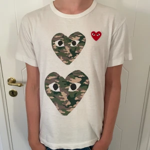 Cdg t shirt - Säljer nu den här as feta cdg T shirten. Den är i bra skick och har inga defekter. Den är i storlek M men sitter smått mindre. Tveka inte på att skriva vid minsta fundering😄