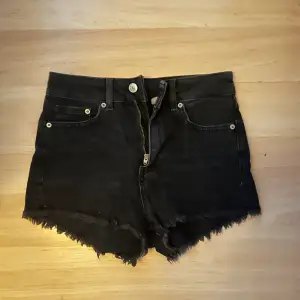 Svarta jeans shorts från H&M i storlek 32