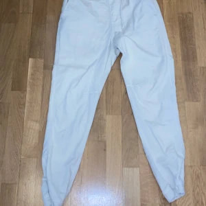 Zara linnebyxa nyskick aldrig använd 10/10 - Zara linnebyxa aldrig använt är jättebra till sommaren Stockholmsstil och sen så är dom i storlek S 