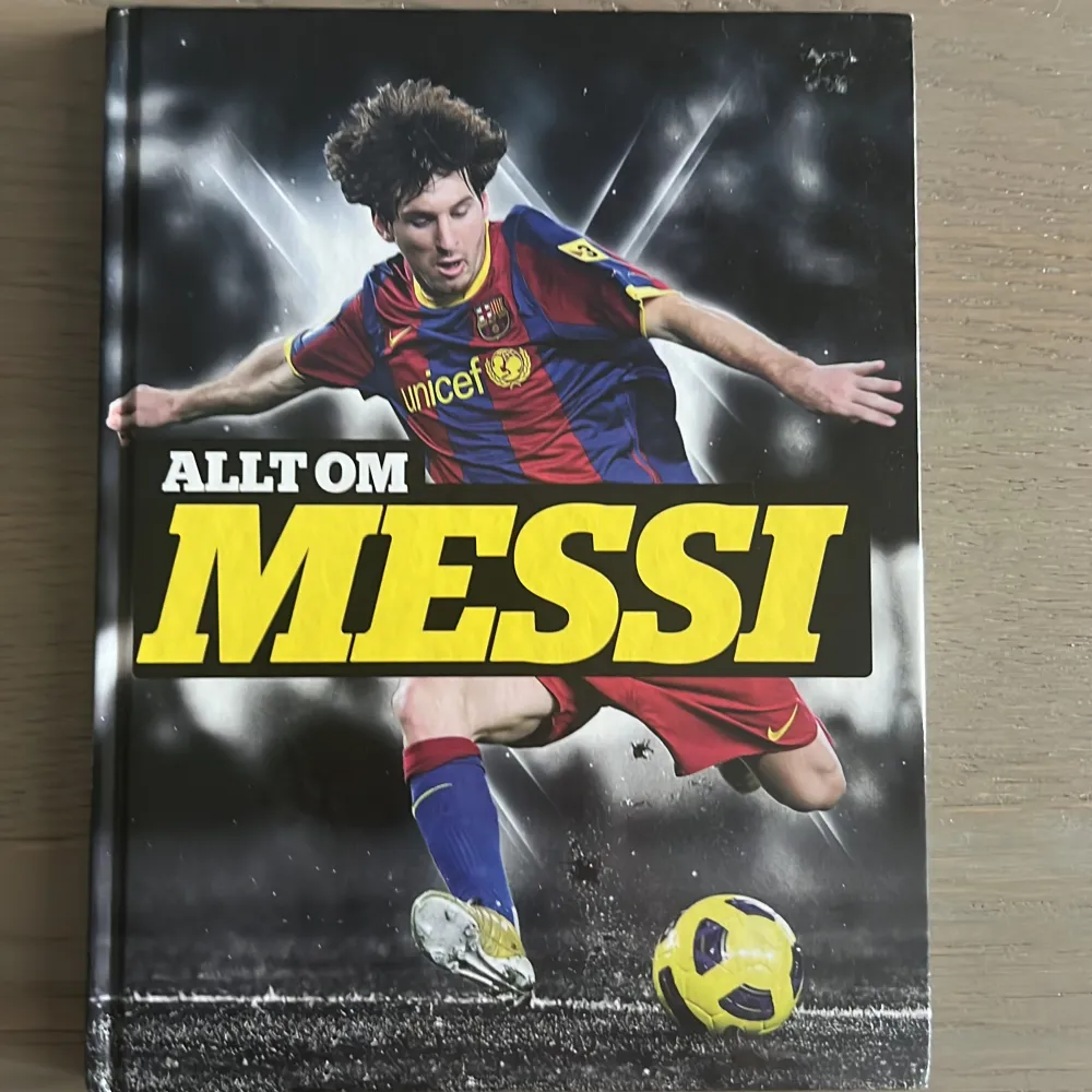 En bok om Messis liv, fantastiks bra väldigt sällsynt, 77 sidor med massa info och bilder. . Accessoarer.