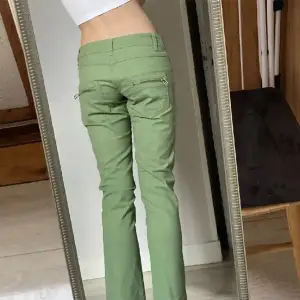 Snygga ljusgröna lågmidjade jeans som är utsvängda/straight i benen. Coola detaljer och dragkedjor på fickan. Nya och enbart testade, säljer då de var lite korta i benen för mig. Köpta från märket Trf Denim för 1499kr och säljer för 490!