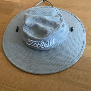 Golfhatt titleist  - Grå stor golfhatt från titleist 