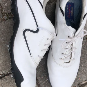 Golfskor Dam Footjoy  - Golfskor Footjoy Dam i skinn st 42 Lopro Collection  Fina golfskor i skinn, dottern hann bara använda de två tre gånger på driving rangen. 