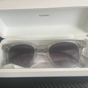 Chimi 02 grey - Säljer mina chimi 02 grey de är i bra skick använd fåtal gånger och de är perfekta inför sommaren 🕶️☀️