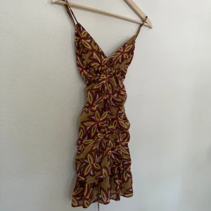 Klänning  - Jättesöt klänning från pull&bear. Använd 1 gång bara och har ingen användning för den. Den är i jättebra skick🤍