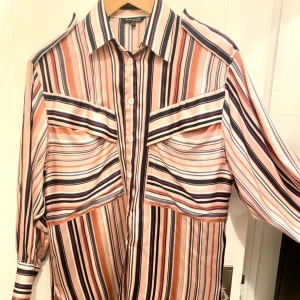 Massimo Dutti Pink Striped blus  - I nyskick! Superskön. Mer som en 36:a än 34. 100 % viskos. 