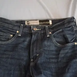 Levis straight fit jeans i perfekt skickt bara använda ett par gånger. Storlek 29/32. Nypris 1200 mitt pris 499 men kan diskuteras.
