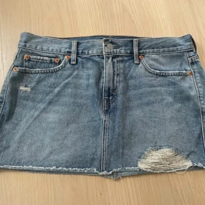 Levis jeanskjol - Säljer denna kjol då den var för stor för mig❤️jättefin annars och kan sälja billigare vid snabb affär, passar någon med storlek M