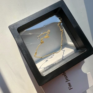 Armband  - Superfint armband med pärlor, äkta sterling silver. Aldrig använt❤️ Tänkte ha på balen men hittade ett annat. (Säljer två av dessa och ett annat liknande, alla i äkta sterling silver) en för 100 kr, två för 170 kr och tre för 200 kr😍