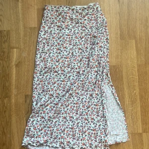 Lågmidjad långkjol  - Jätte fin lågmidjad och luftig kjol från pull and bear. Den är i väldigt bra skick!❤️