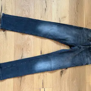 Säljer ett par helt nya slim fit Jack & Jones jeans i storlek W29L30. Skick 10/10 med tags på. Tveka inte på att höra av dig!