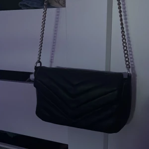 fin väska - säljer denna eftersom den inte kommer till användning🤍