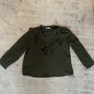 Grön blus - Blus från only, använd fåtal gånger💚