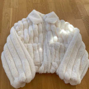 Priset kan diskuteras - Säljer denna cropped päls jackan för 50kr.
