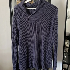 Stickad tröja Filippa K - Mörkblå stickad tröja, fint skick, endast använd fåtal gånger